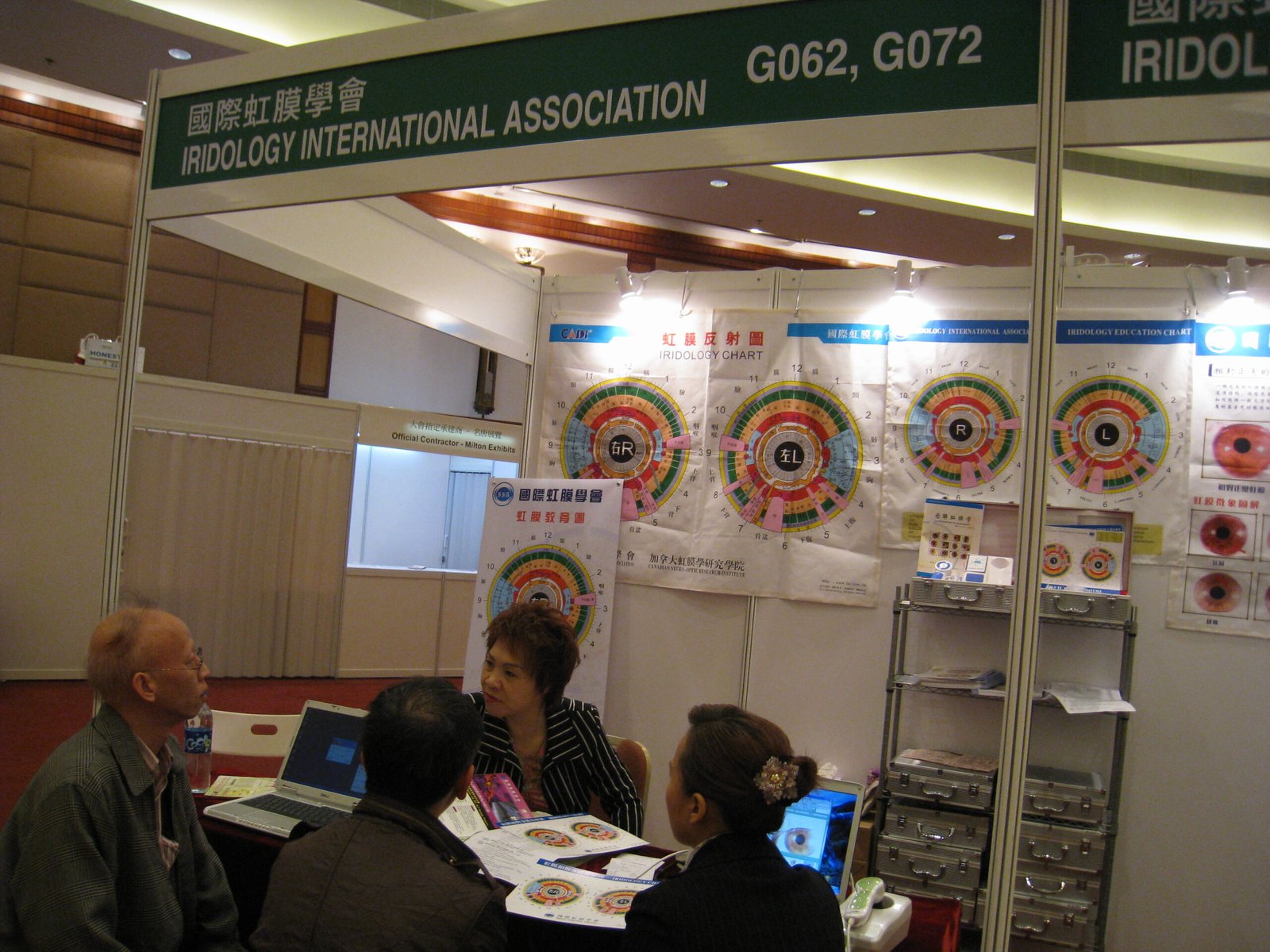 Profesional utilizando iriscopio digital para analisis de iris