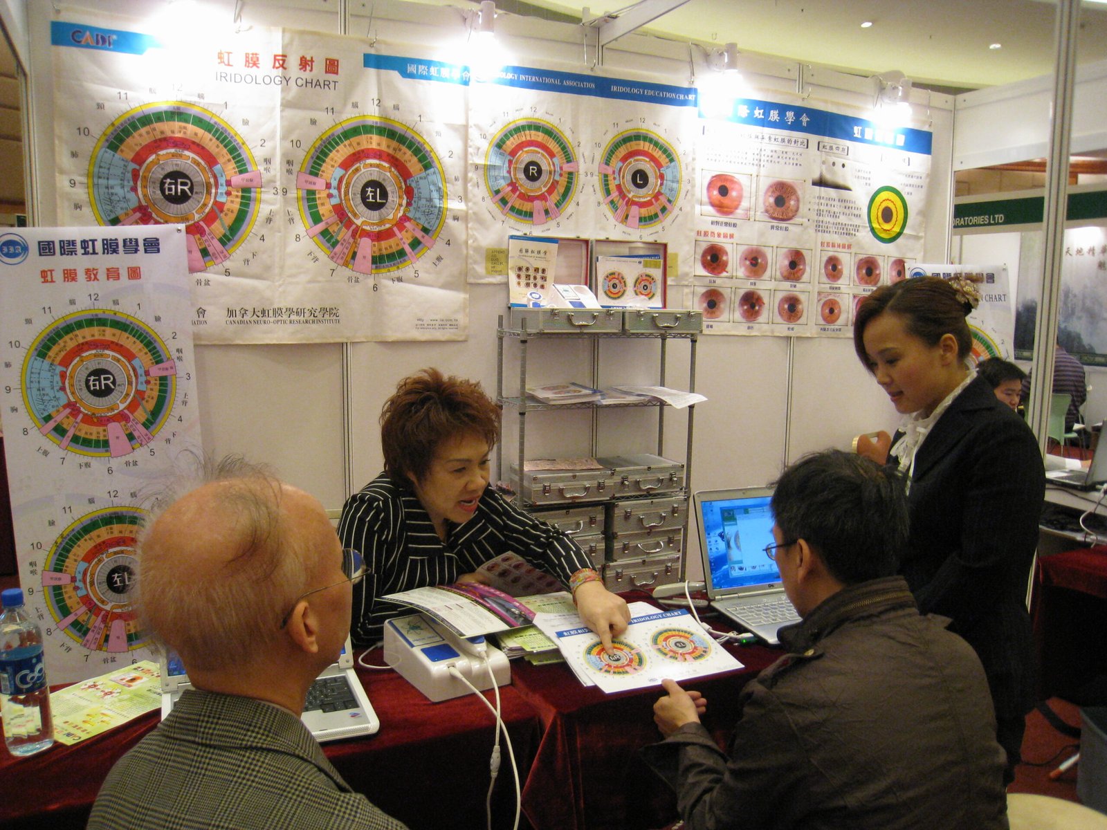 Profesional utilizando iriscopio digital para analisis de iris