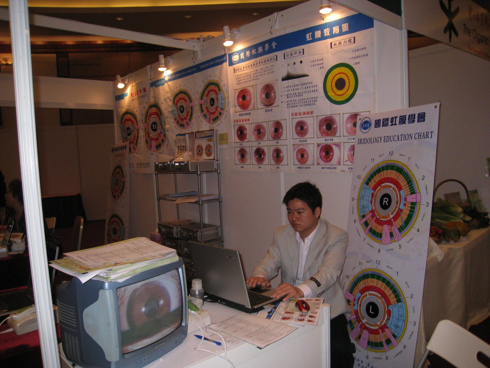 Naturópata realizando diagnóstico con iriscopio profesional