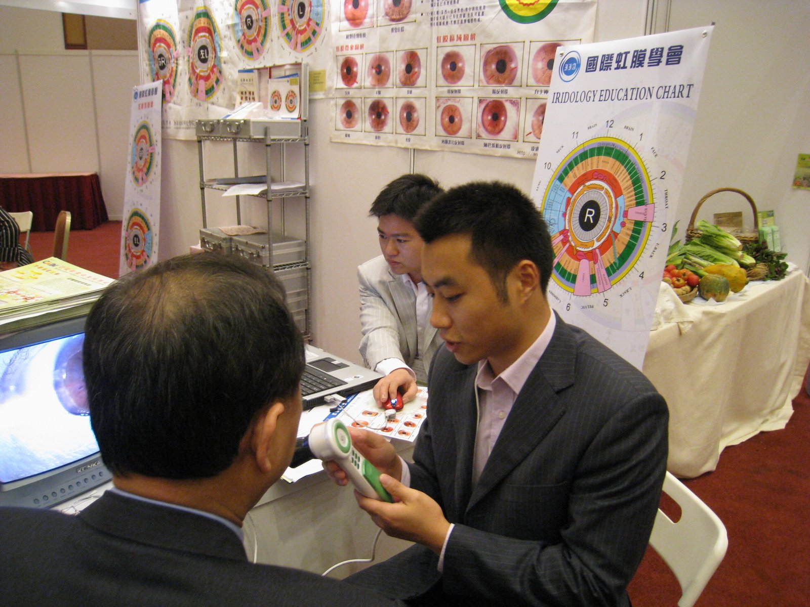 iridólogo profesional examinando iris de paciente con iriscopio digital moderno