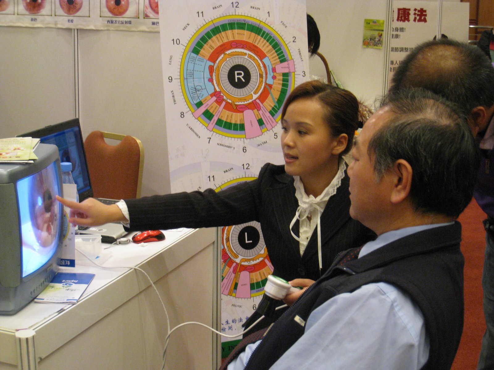 Training en iridología con equipos MAIKONG profesionales en aula moderna