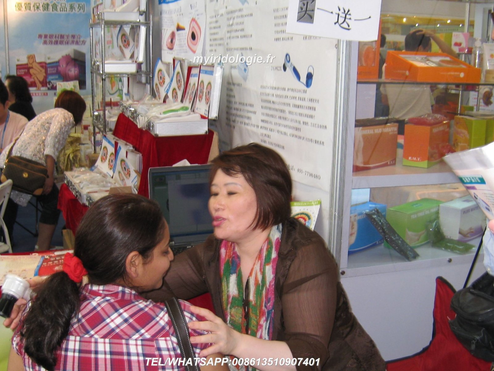 Professional iridologist using MAIKONG iriscope with patient
