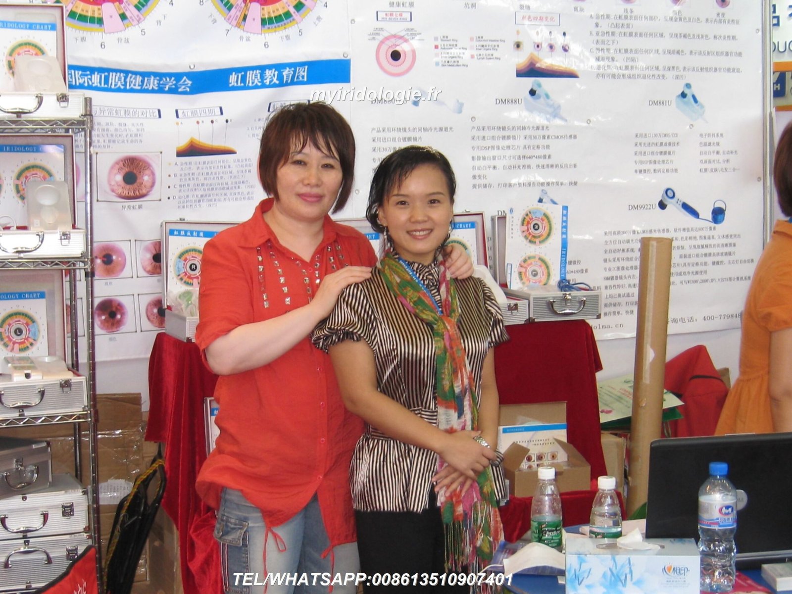 estudiante practicando iridología con iriscopio digital durante formación profesional