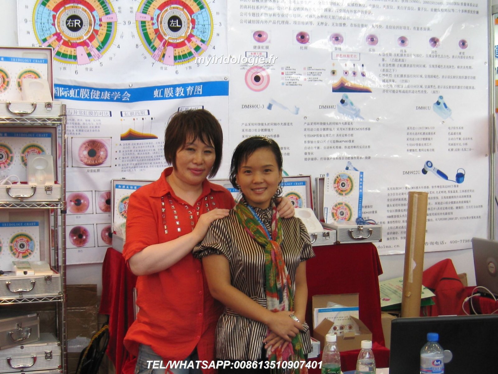 estudiante practicando iridología con iriscopio digital durante formación profesional