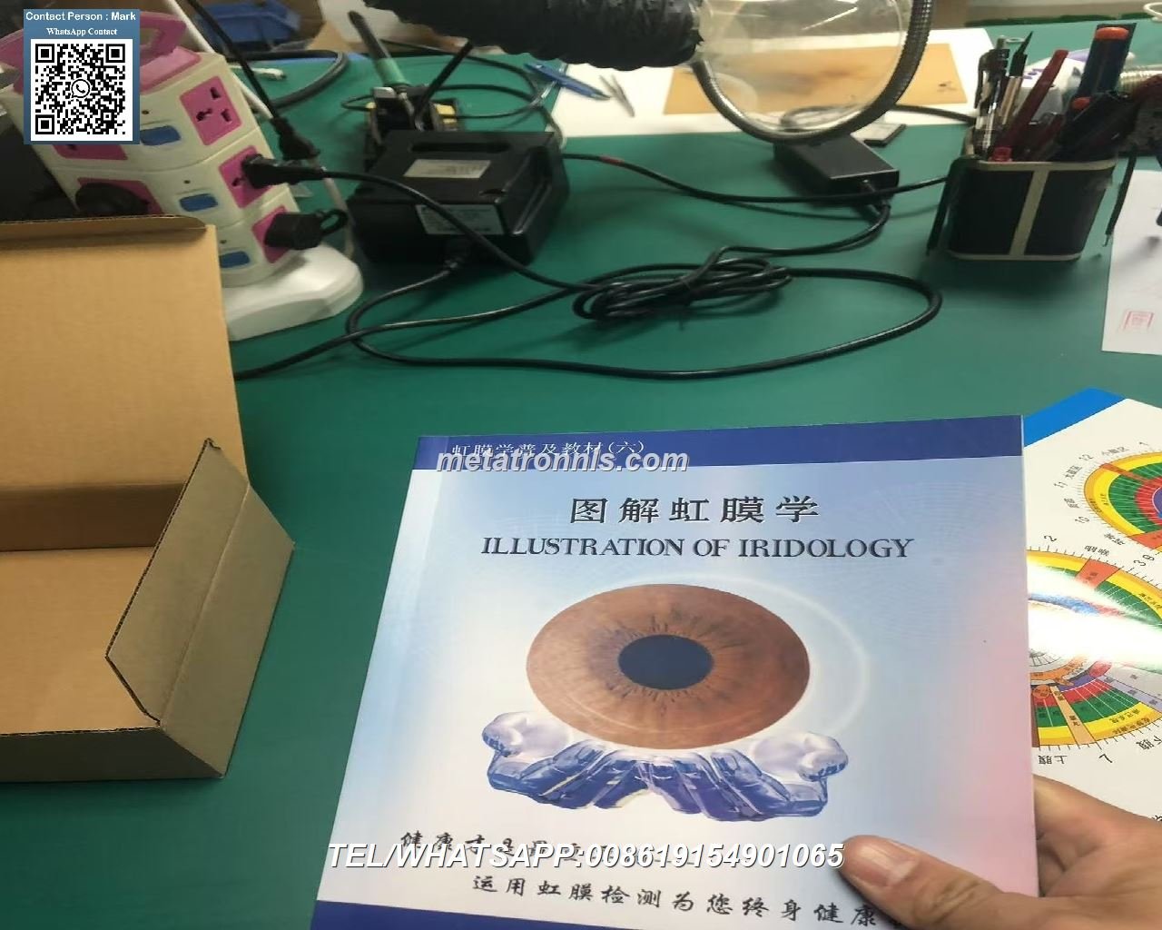 Colección completa de Libros de Iridología profesionales sobre mesa con iriscopio digital