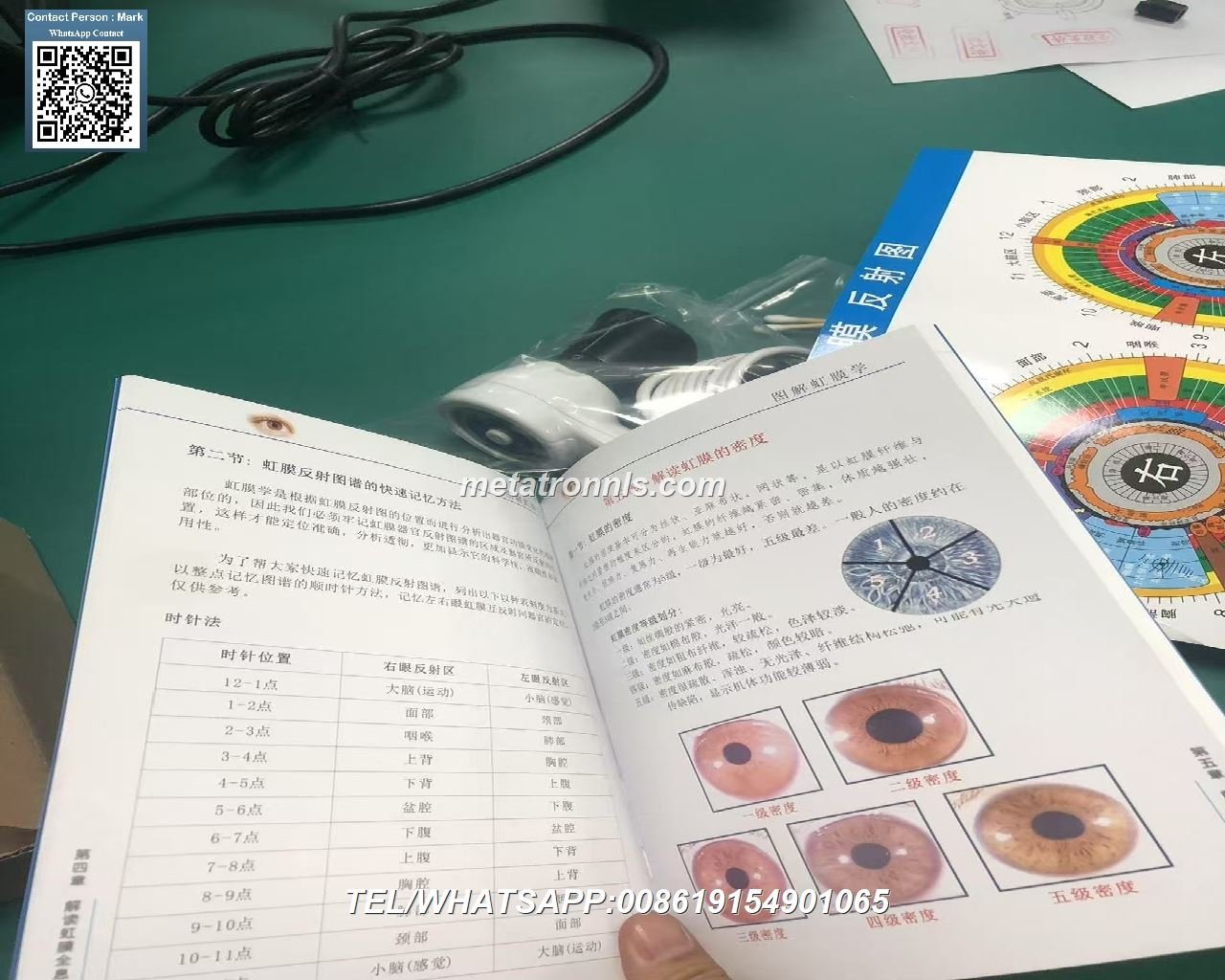 Colección completa de Libros de Iridología profesionales sobre mesa con iriscopio digital