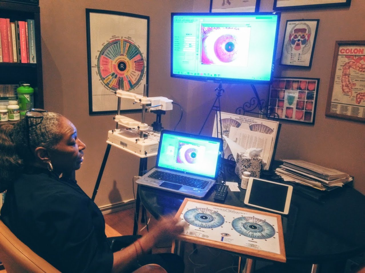 Training en iridología con equipos MAIKONG profesionales en aula moderna