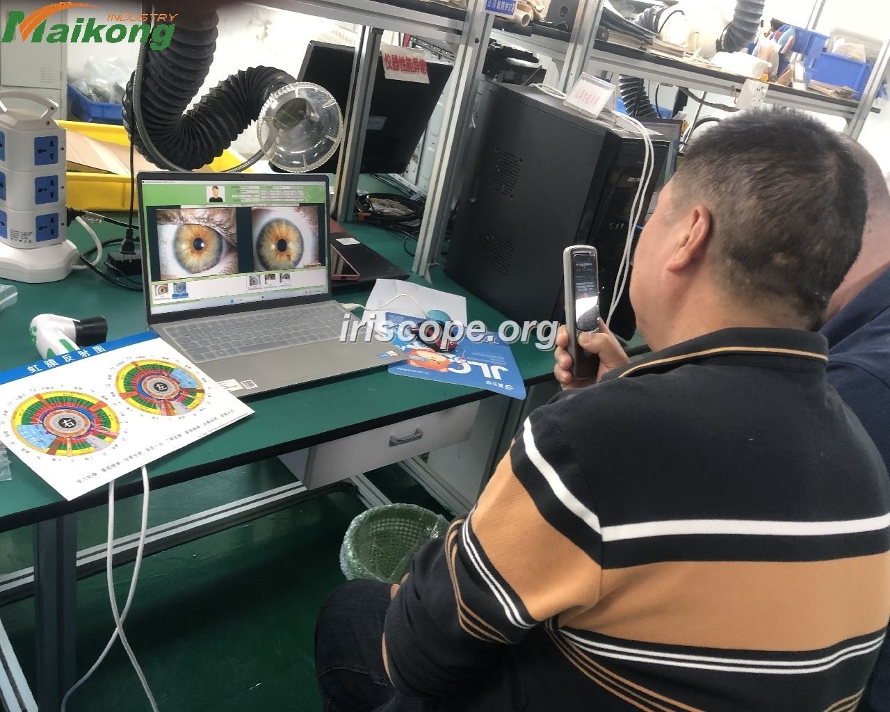 Iriscopio profesional MAIKONG de alta resolución en uso clínico