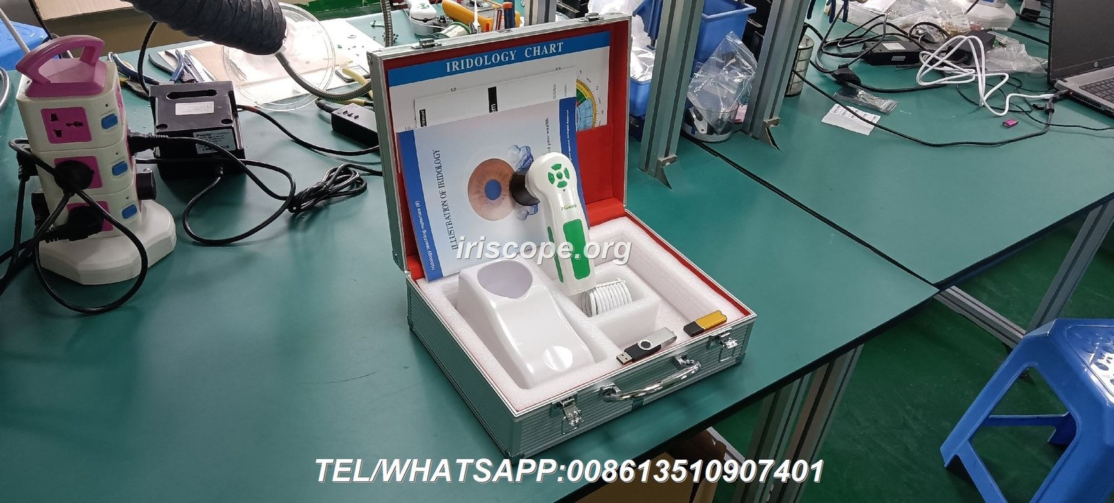Iriscopio profesional 12 megapíxeles capturando imagen detallada del iris humano en consulta médica