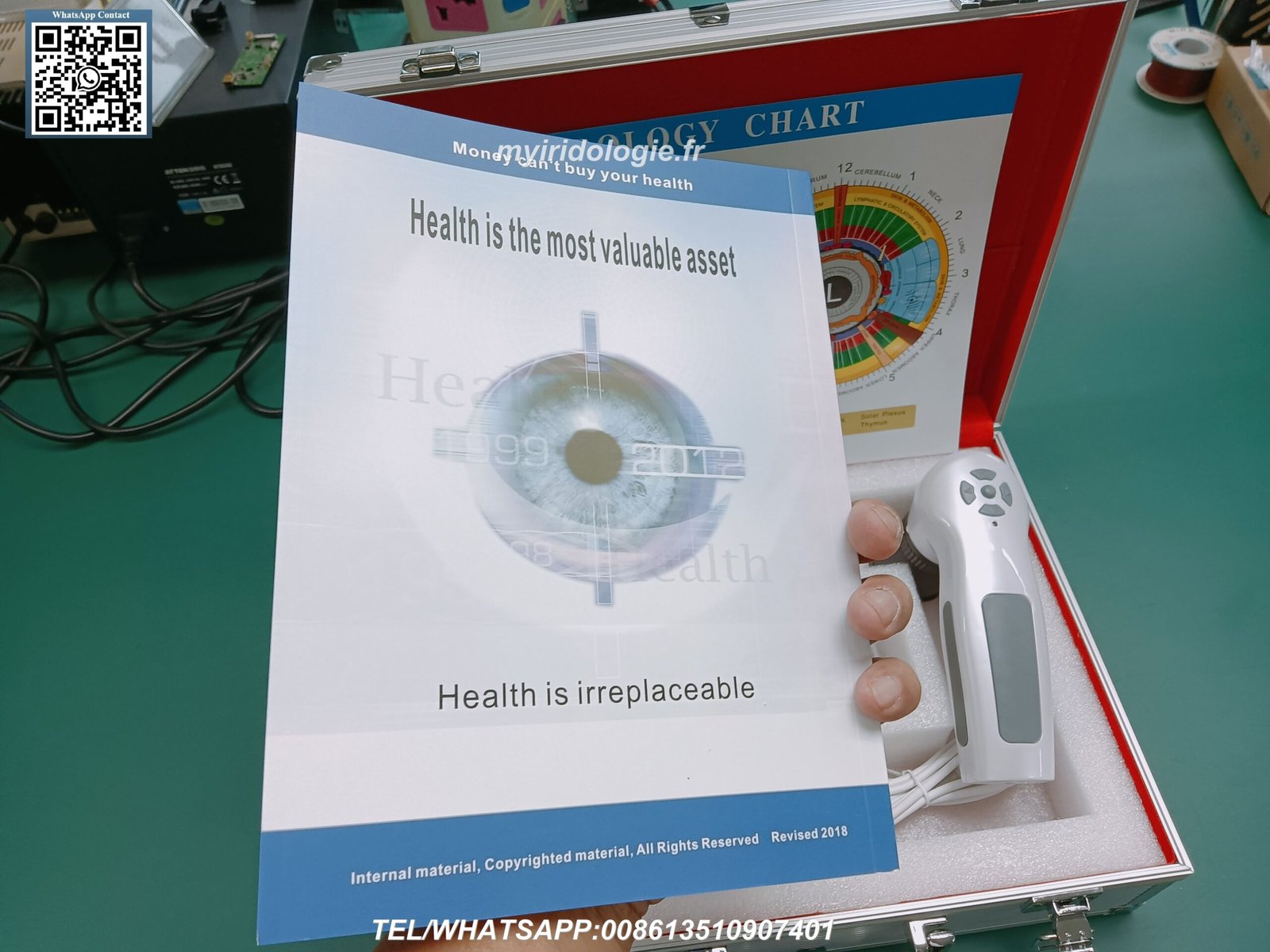 Profesional de iridología realizando análisis con equipamiento moderno