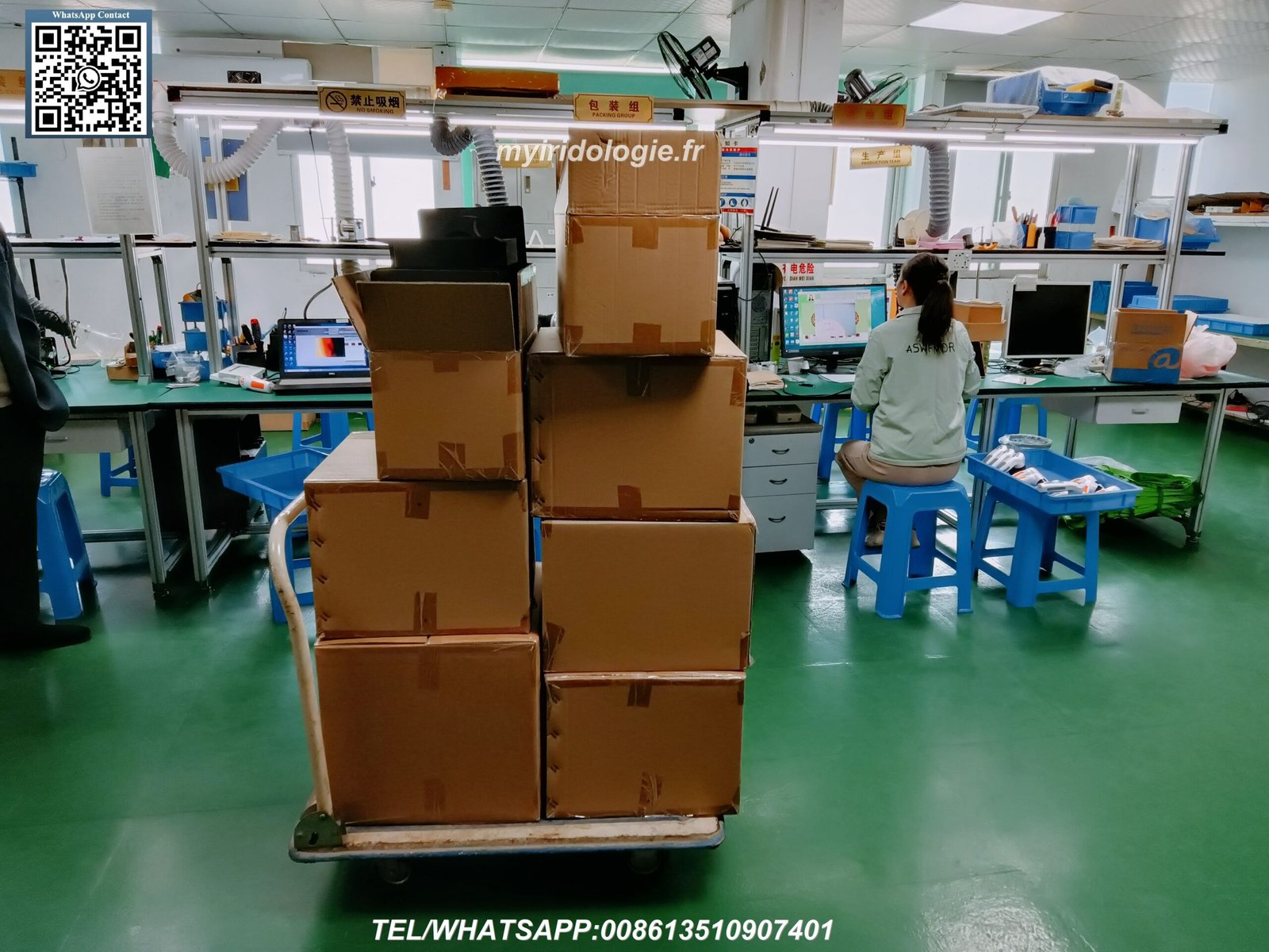 Laboratorio de control de calidad MAIKONG con técnicos probando iridology camera